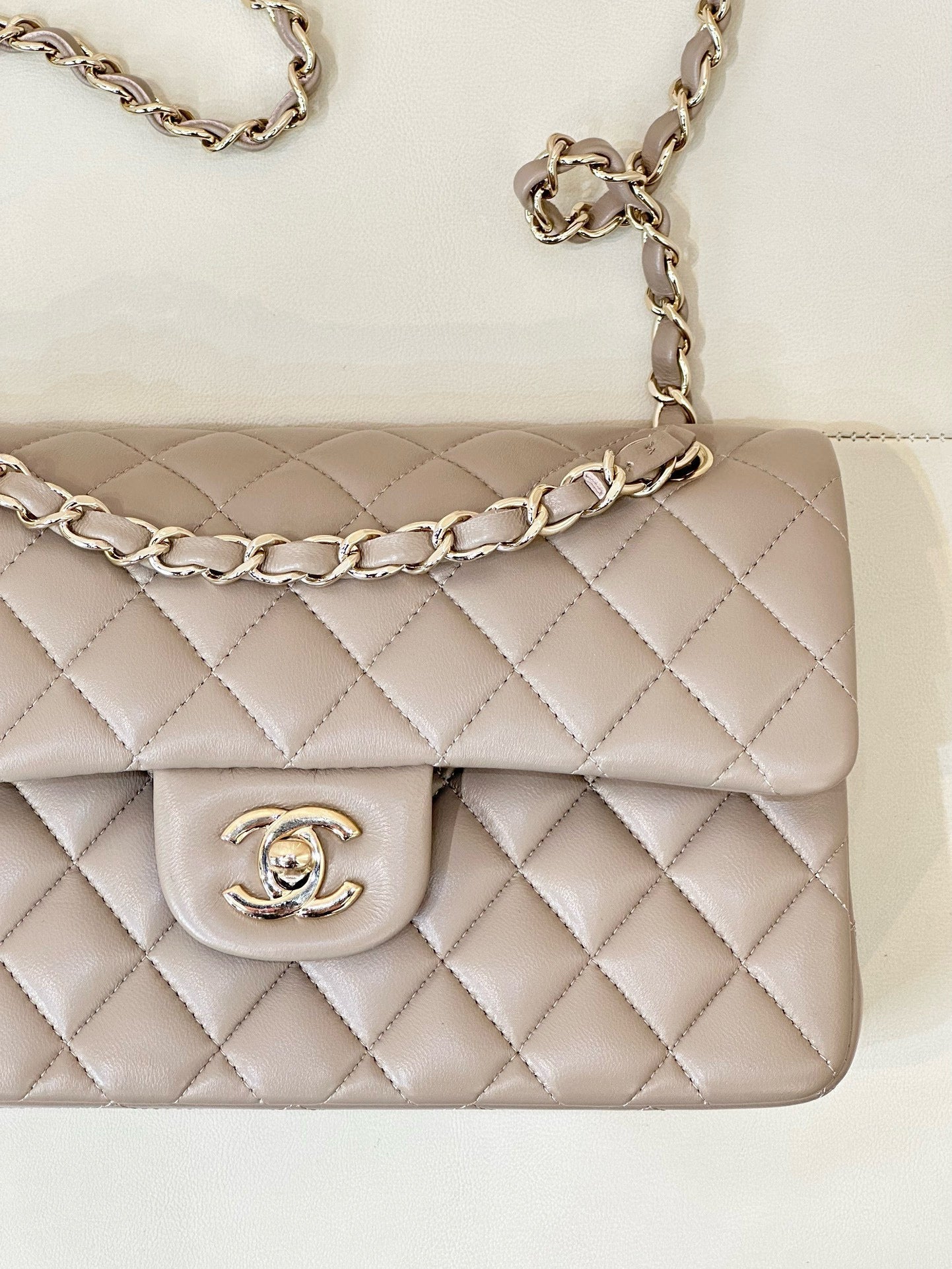 SAC À RABAT 23 CM EN CUIR D'AGNEAU BEIGE QUINCAILLERIE OR CLAIR