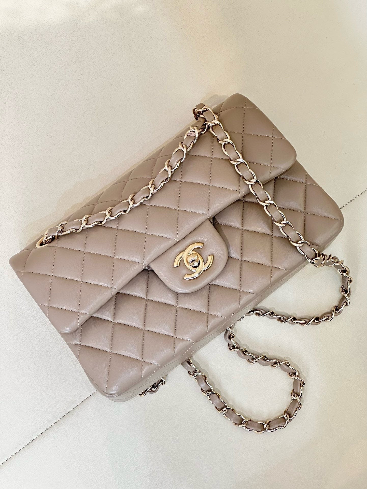 SAC À RABAT 23 CM EN CUIR D'AGNEAU BEIGE QUINCAILLERIE OR CLAIR