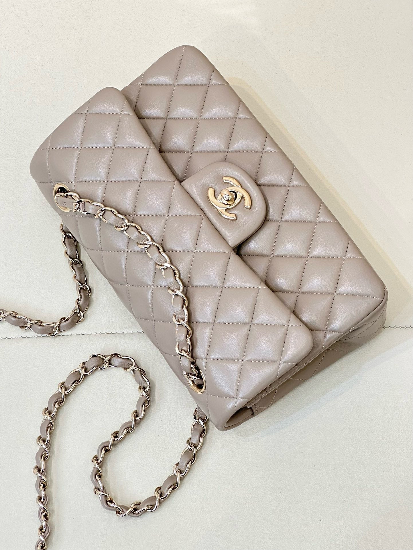 SAC À RABAT 23 CM EN CUIR D'AGNEAU BEIGE QUINCAILLERIE OR CLAIR