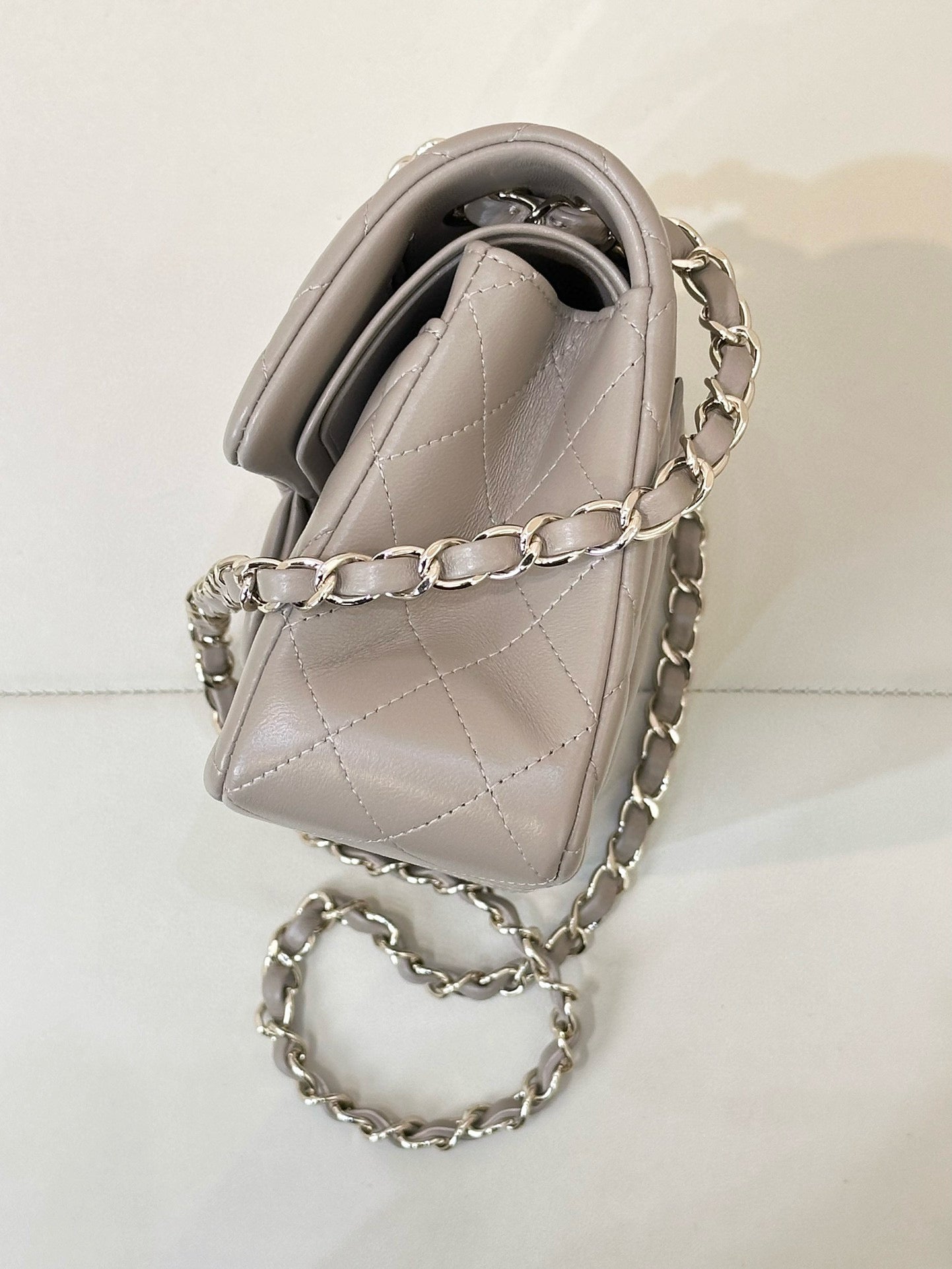 SAC À RABAT 23 CM EN CUIR D'AGNEAU BEIGE QUINCAILLERIE OR CLAIR