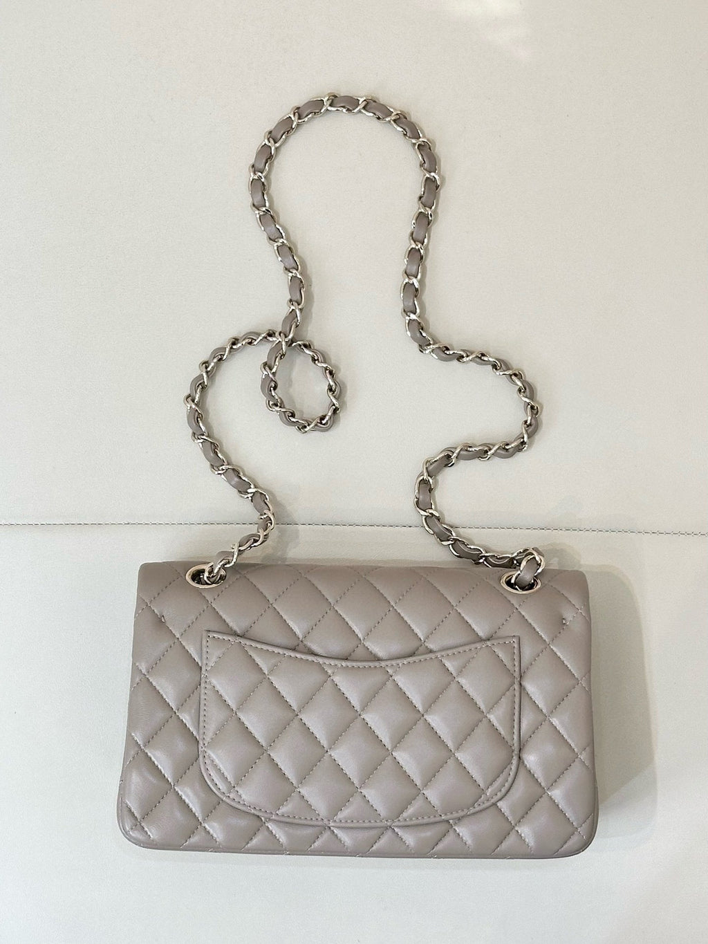 SAC À RABAT 23 CM EN CUIR D'AGNEAU BEIGE QUINCAILLERIE OR CLAIR