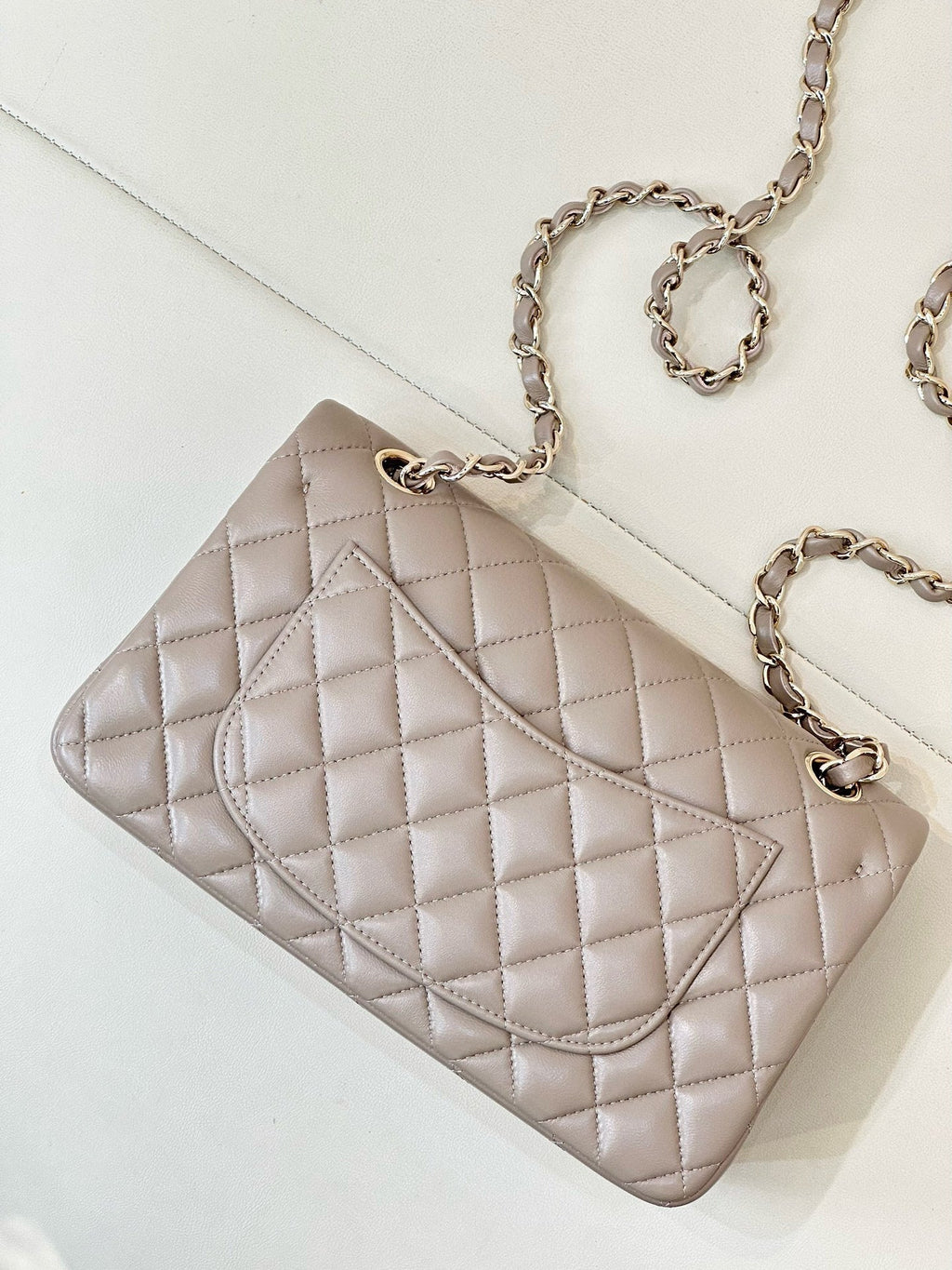 SAC À RABAT 23 CM EN CUIR D'AGNEAU BEIGE QUINCAILLERIE OR CLAIR