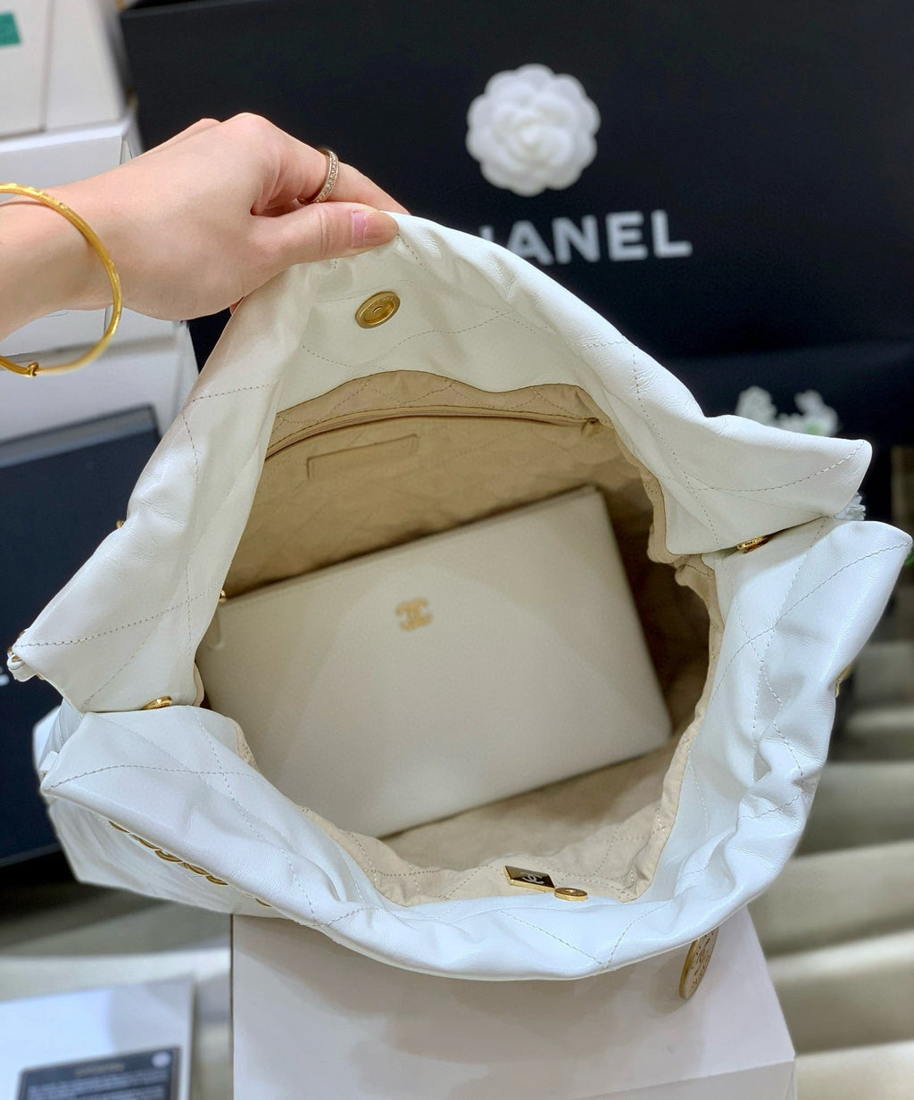 Sac Hobo CC 19 43 cm en cuir de veau blanc, logo noir, matériel doré