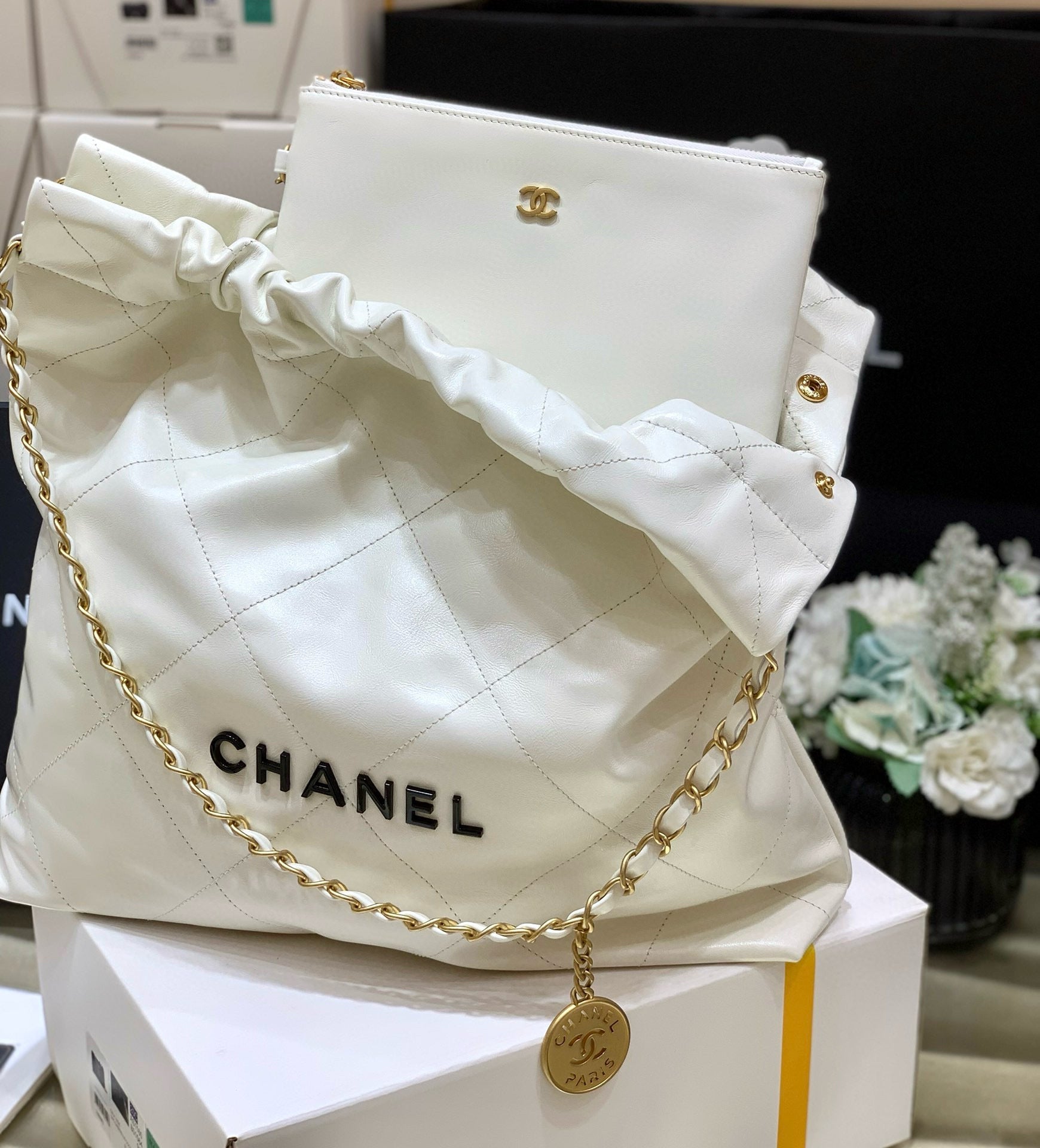 Sac Hobo CC 19 43 cm en cuir de veau blanc, logo noir, matériel doré