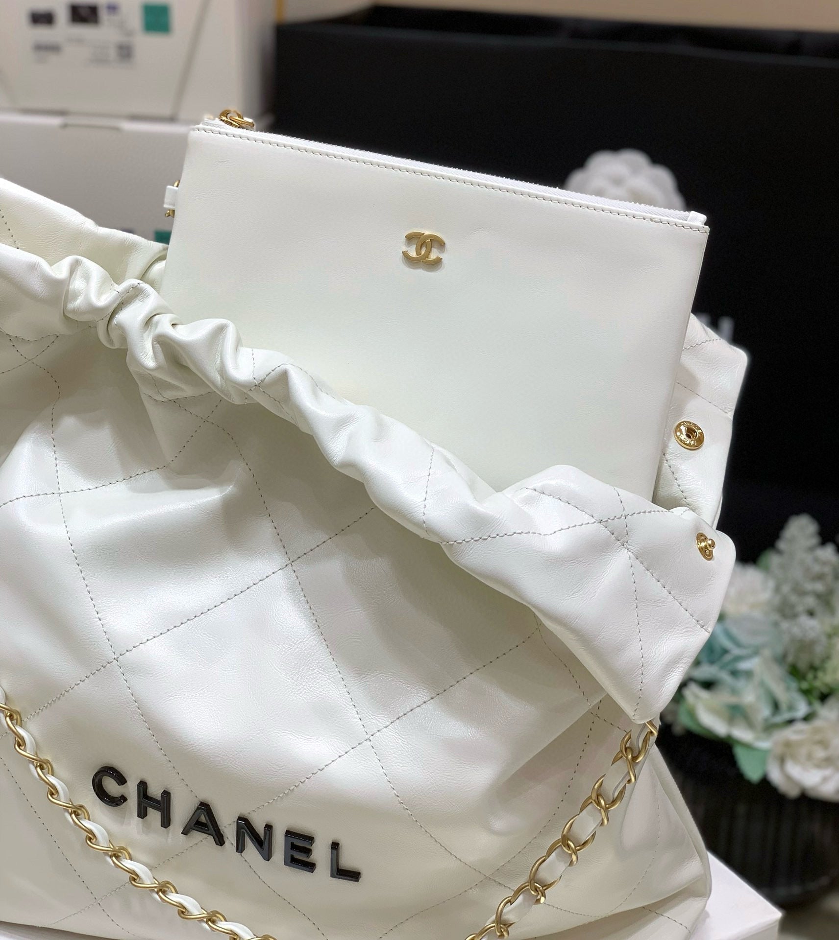 Sac Hobo CC 19 43 cm en cuir de veau blanc, logo noir, matériel doré