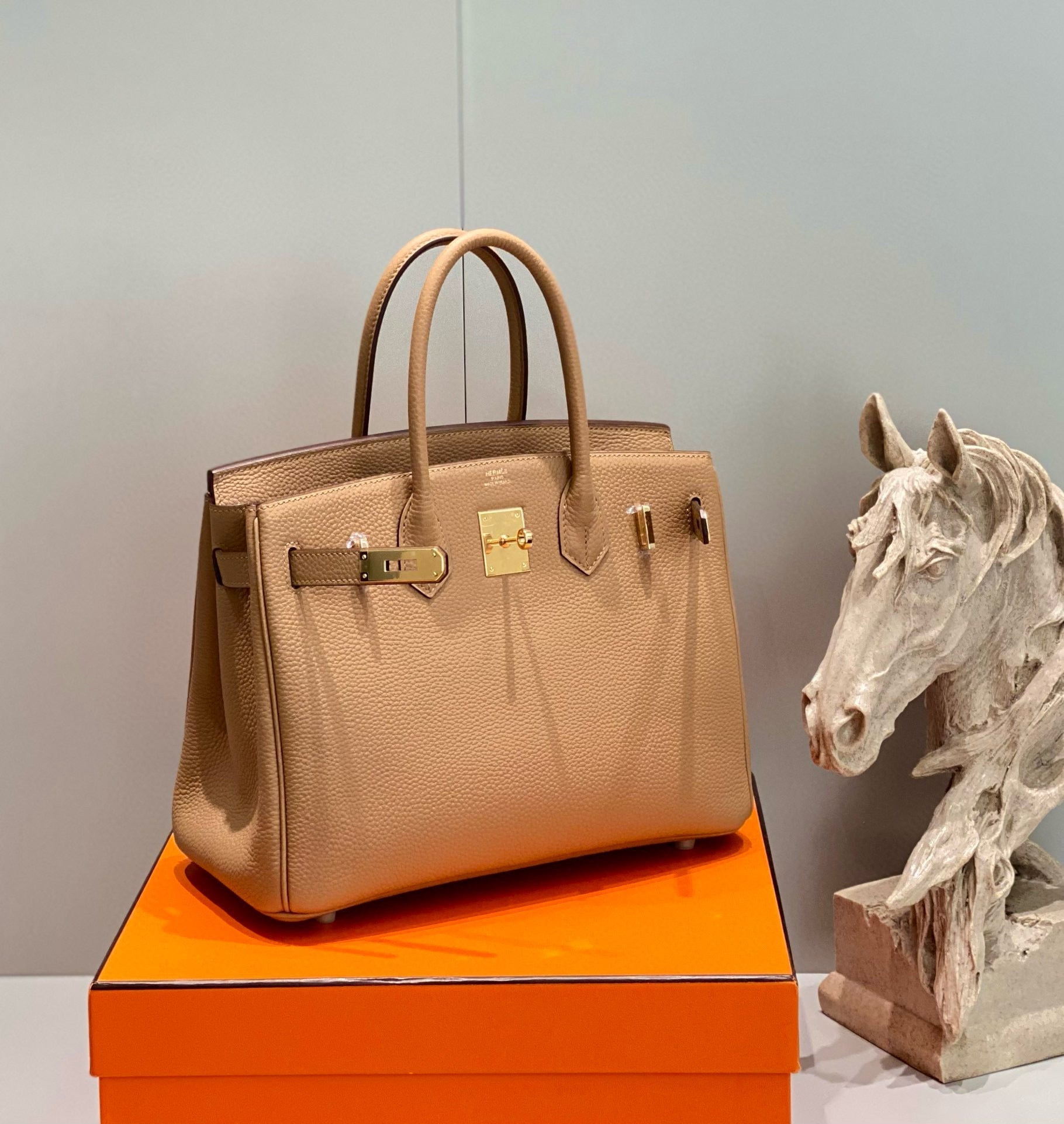 Sac HM Birkin 30 cm en cuir Togo saumon, accastillage doré