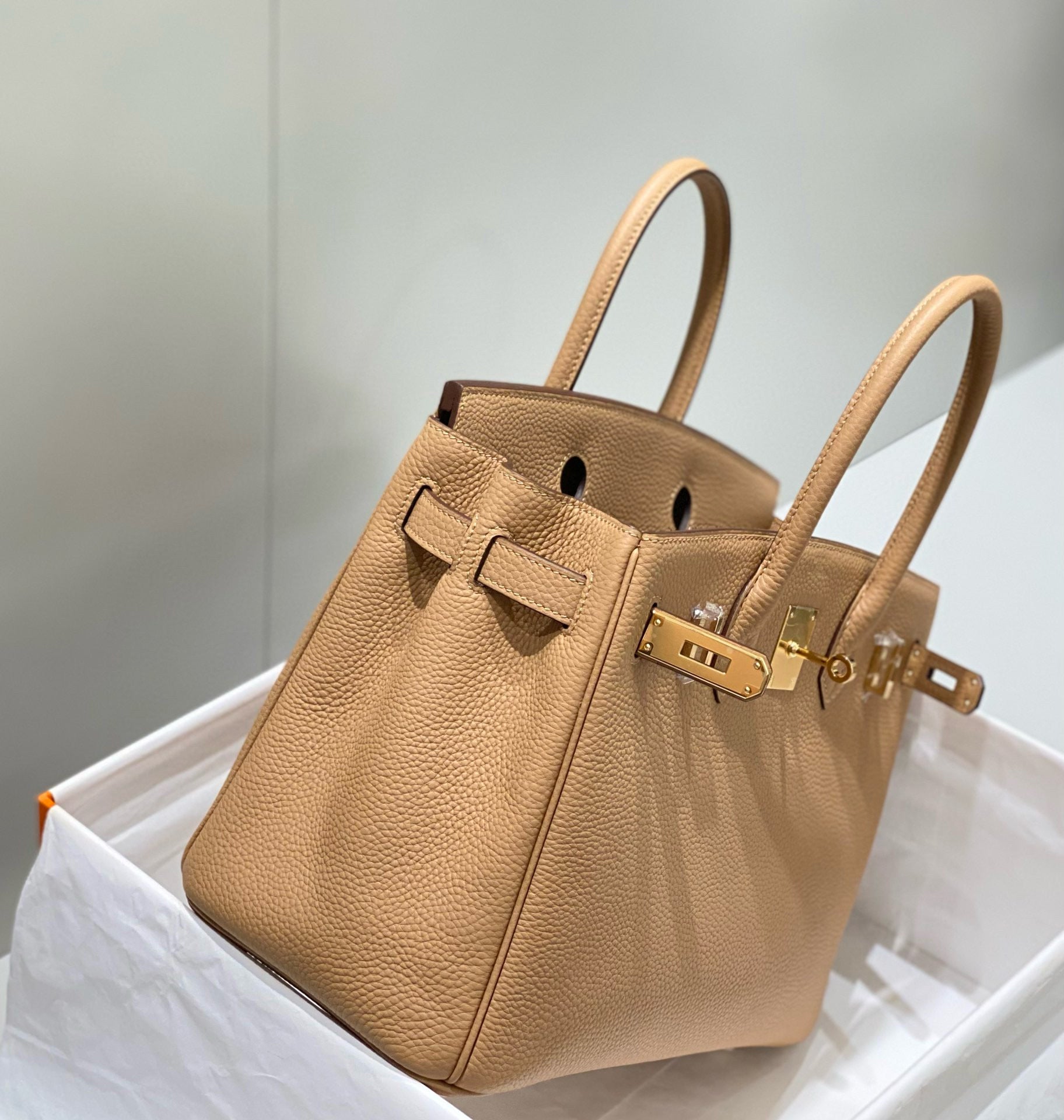 Sac HM Birkin 30 cm en cuir Togo saumon, accastillage doré