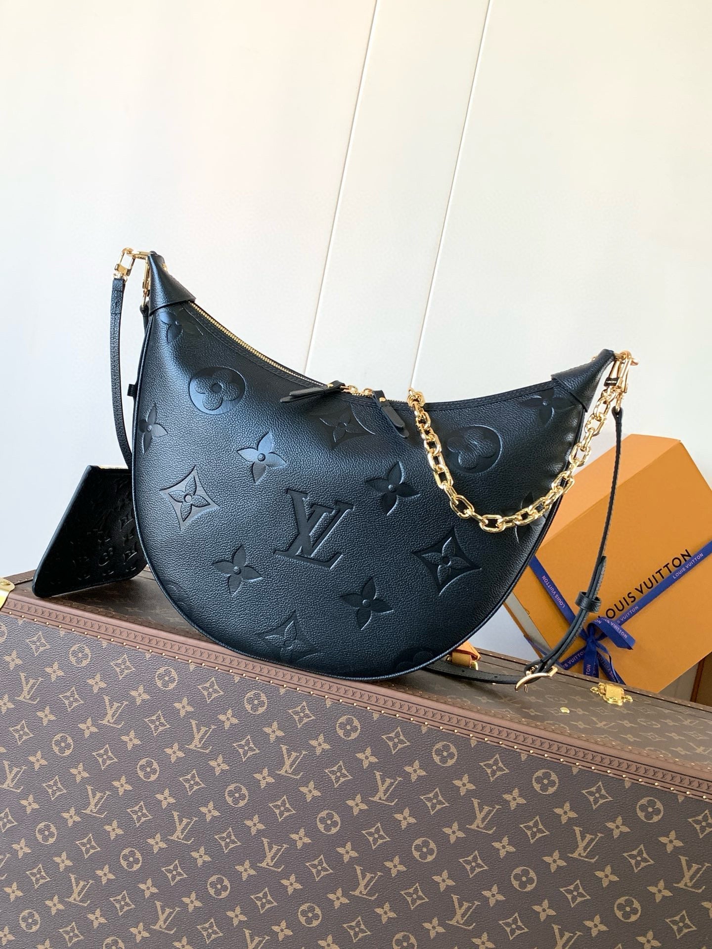 SAC HOBO LOOP LV 38 CM EN CUIR NOIR MONOGRAMME EMPREINTE