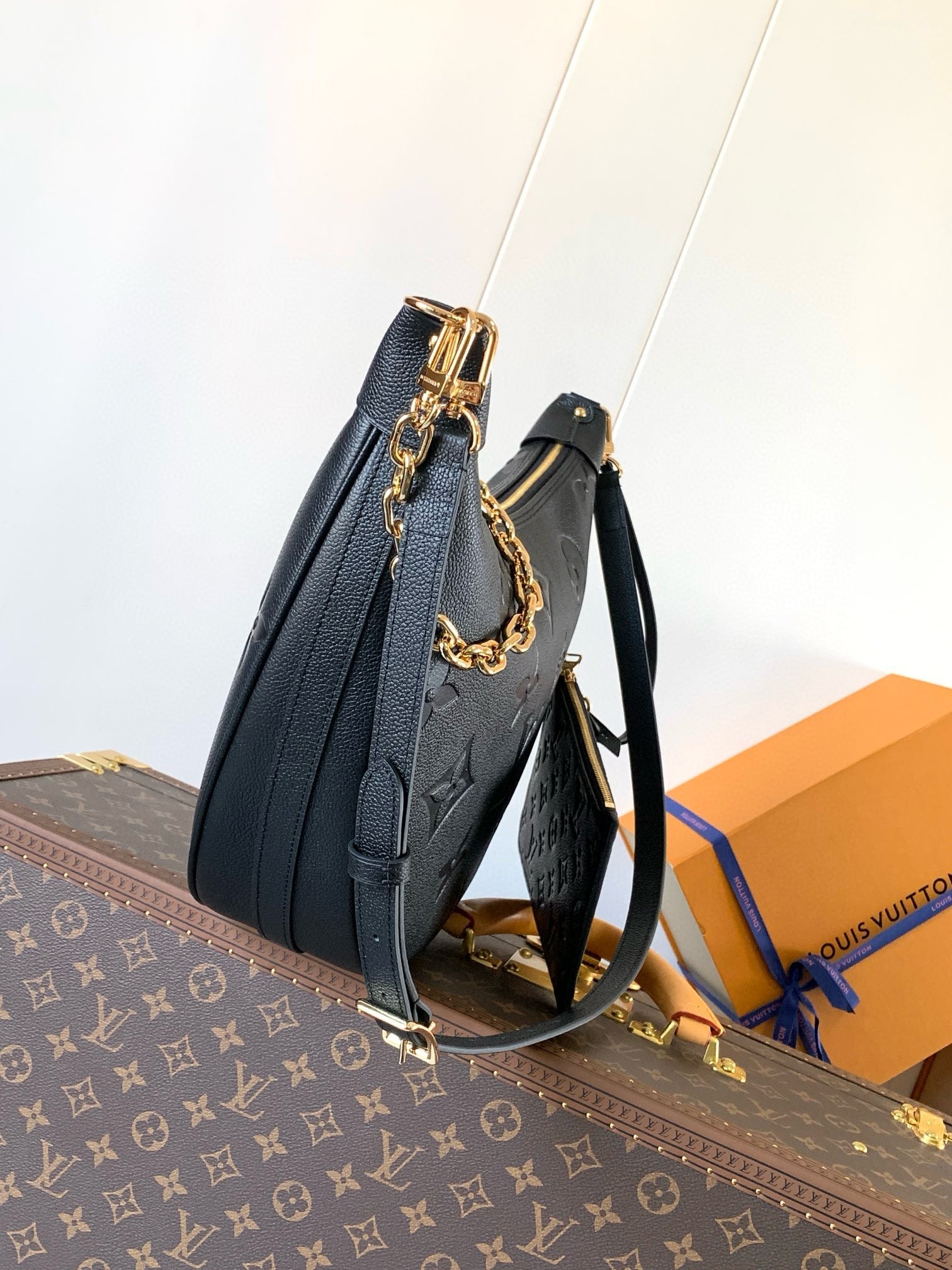 SAC HOBO LOOP LV 38 CM EN CUIR NOIR MONOGRAMME EMPREINTE
