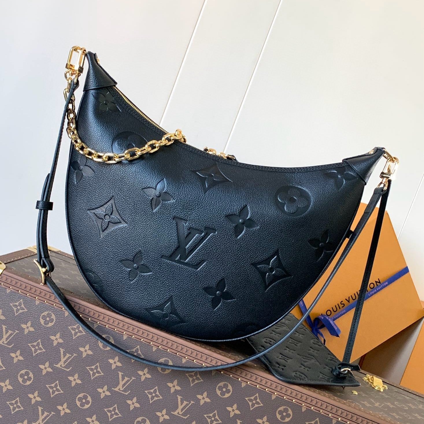 SAC HOBO LOOP LV 38 CM EN CUIR NOIR MONOGRAMME EMPREINTE