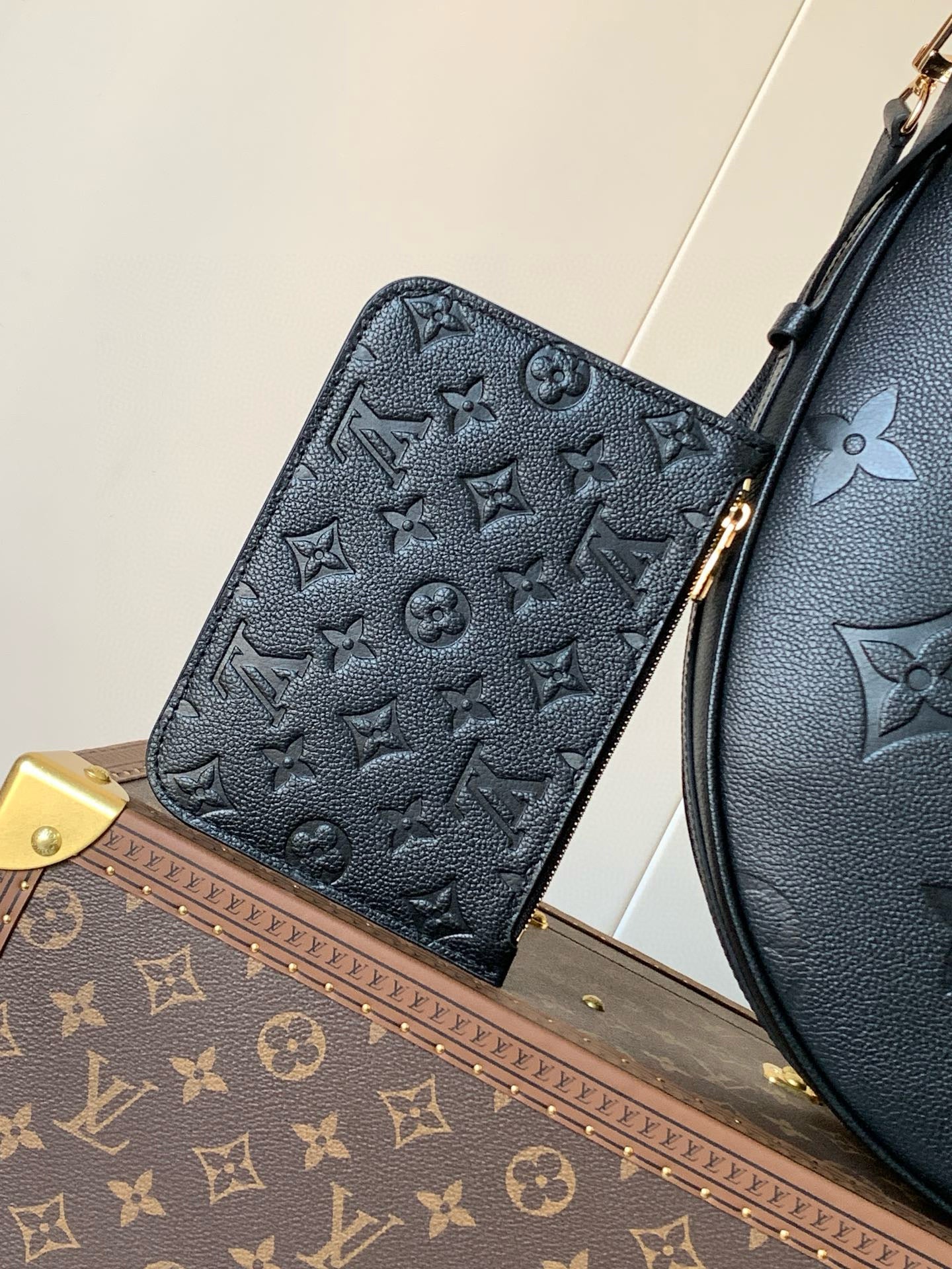 SAC HOBO LOOP LV 38 CM EN CUIR NOIR MONOGRAMME EMPREINTE