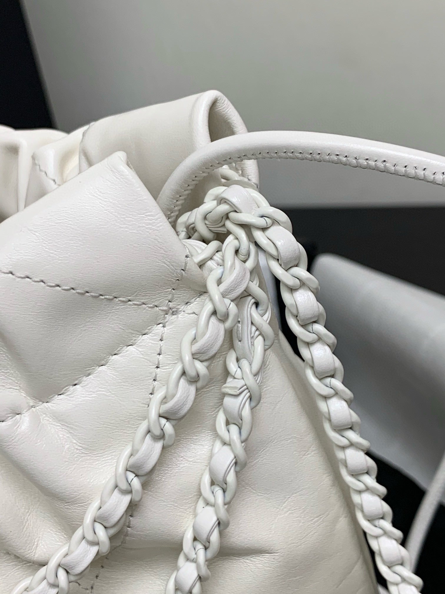 SAC HOBO CC MINI 22 EN CUIR D'AGNEAU BLANC GRIS