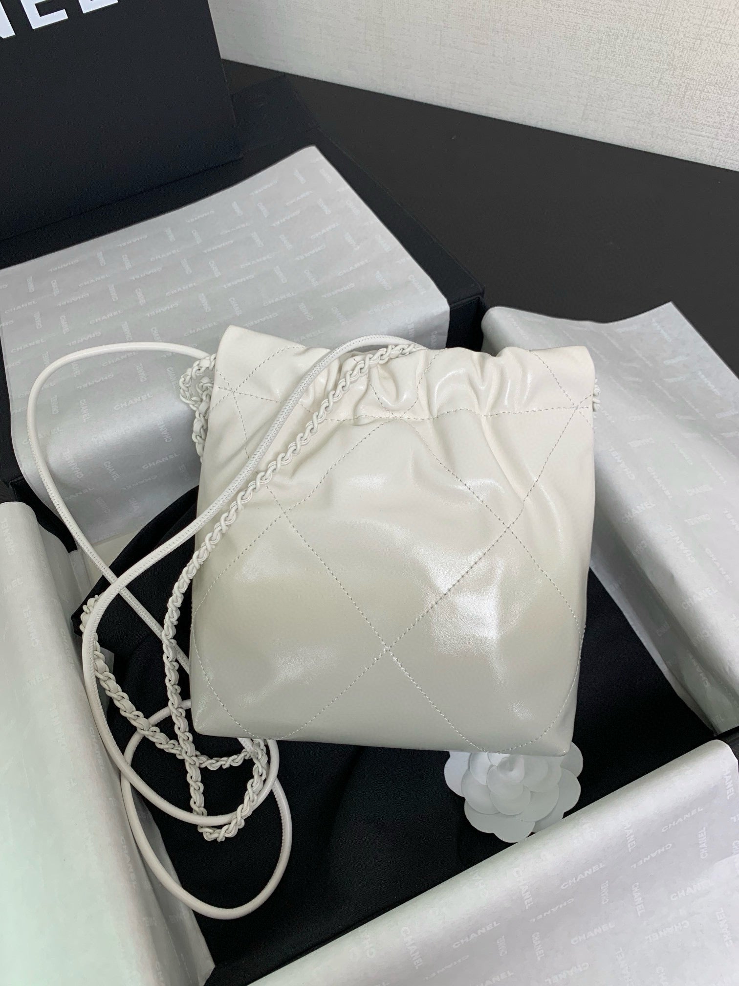 SAC HOBO CC MINI 22 EN CUIR D'AGNEAU BLANC GRIS
