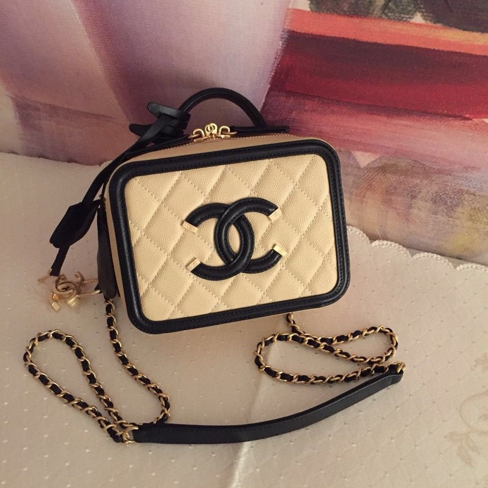 SAC VANITY CC FILIGRANE EN CUIR CAVIAR MATELASSÉ NOIR BEIGE