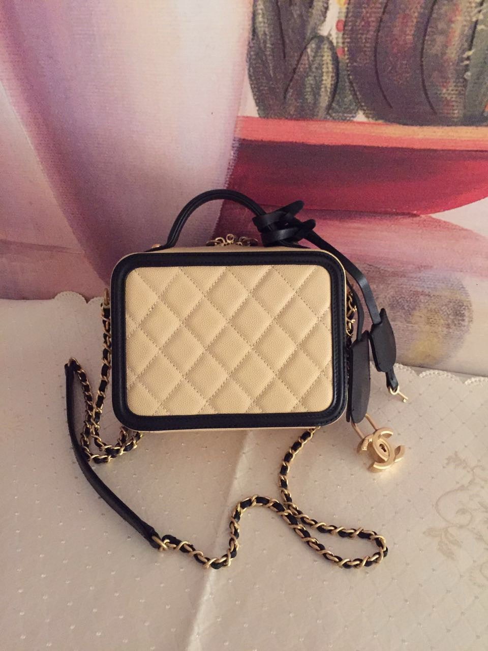 SAC VANITY CC FILIGRANE EN CUIR CAVIAR MATELASSÉ NOIR BEIGE