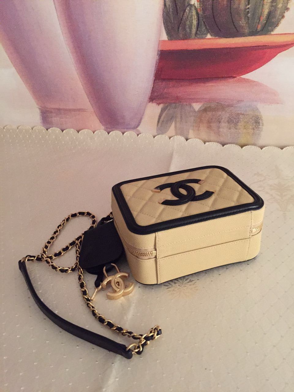 SAC VANITY CC FILIGRANE EN CUIR CAVIAR MATELASSÉ NOIR BEIGE