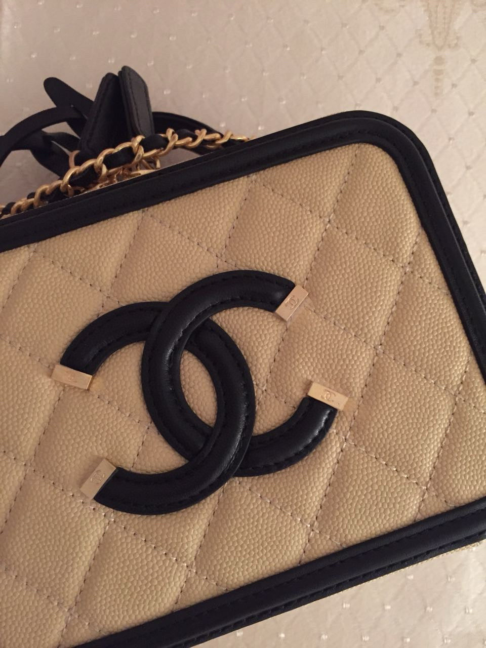 SAC VANITY CC FILIGRANE EN CUIR CAVIAR MATELASSÉ NOIR BEIGE