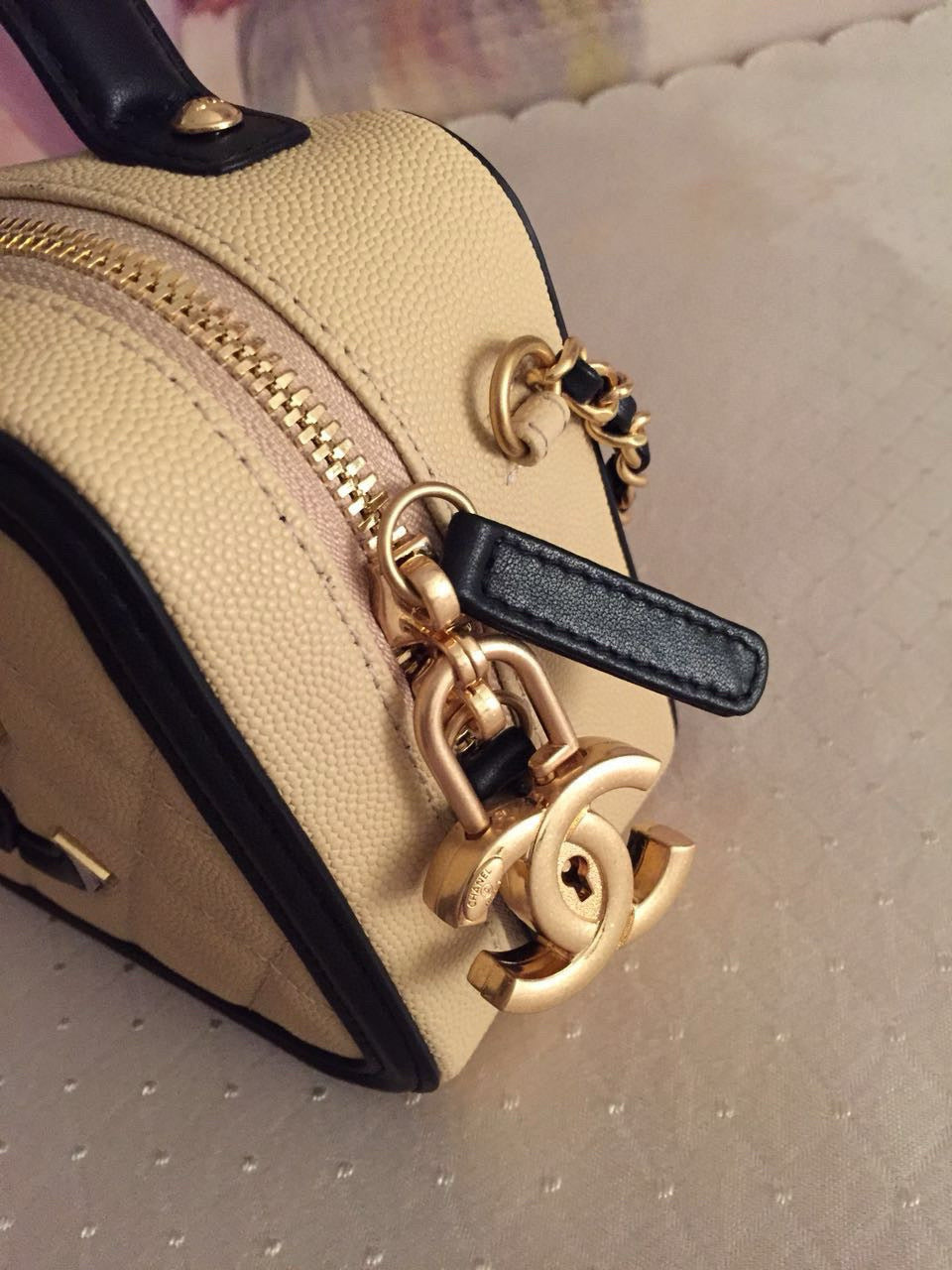 SAC VANITY CC FILIGRANE EN CUIR CAVIAR MATELASSÉ NOIR BEIGE