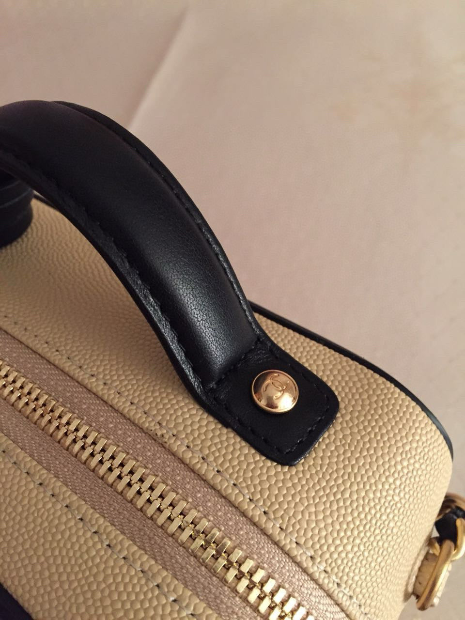 SAC VANITY CC FILIGRANE EN CUIR CAVIAR MATELASSÉ NOIR BEIGE