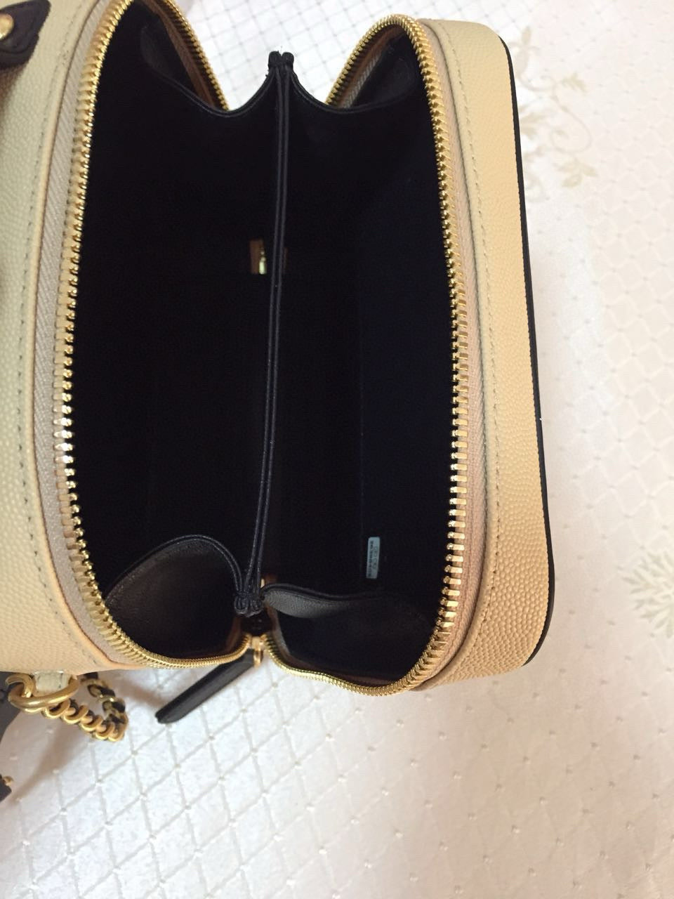 SAC VANITY CC FILIGRANE EN CUIR CAVIAR MATELASSÉ NOIR BEIGE