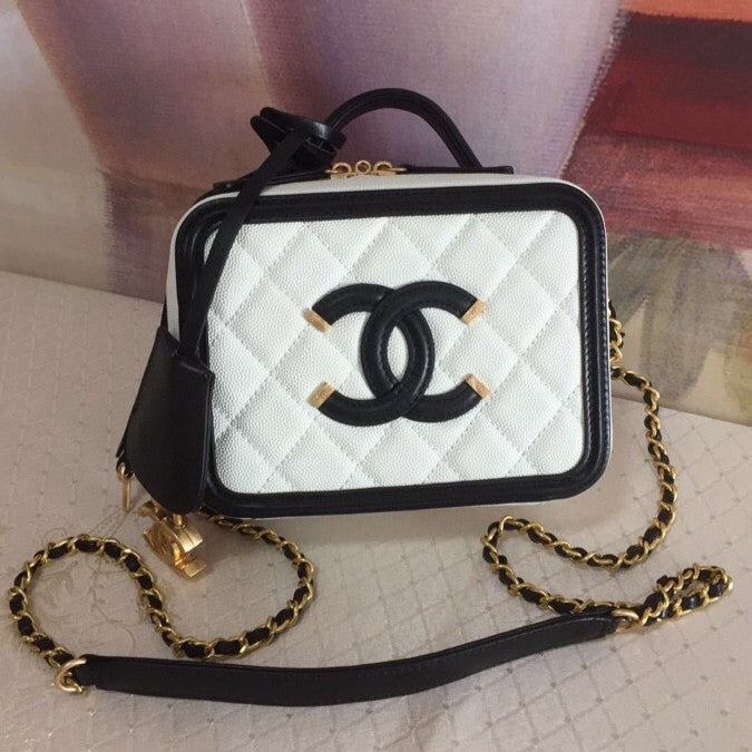 SAC VANITY CASE CC FILIGRANE EN CUIR CAVIAR MATELASSÉ NOIR ET BLANC