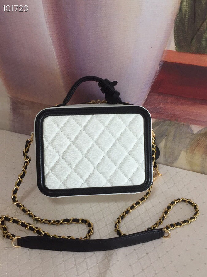 SAC VANITY CASE CC FILIGRANE EN CUIR CAVIAR MATELASSÉ NOIR ET BLANC