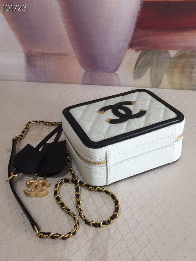 SAC VANITY CASE CC FILIGRANE EN CUIR CAVIAR MATELASSÉ NOIR ET BLANC