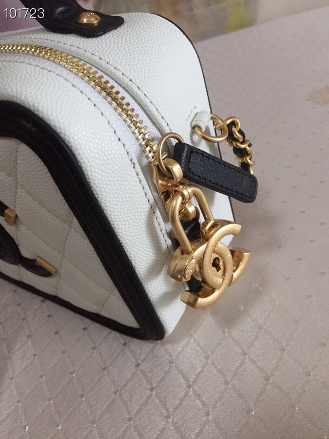 SAC VANITY CASE CC FILIGRANE EN CUIR CAVIAR MATELASSÉ NOIR ET BLANC