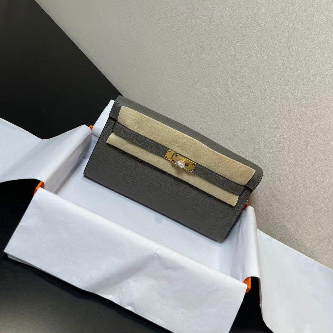 PORTEFEUILLE KELLY CLASSIQUE TO GO EPSOM 20 EN GRIS AVEC QUINCAILLERIE DORÉ