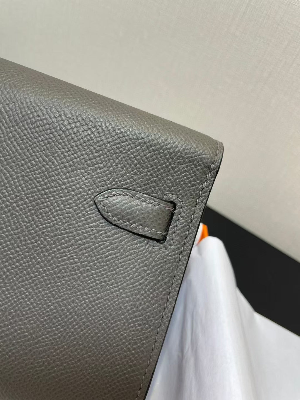 PORTEFEUILLE KELLY CLASSIQUE TO GO EPSOM 20 EN GRIS AVEC QUINCAILLERIE DORÉ