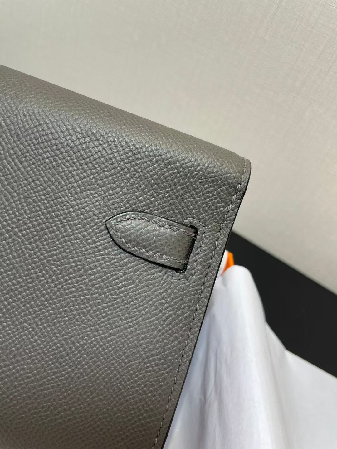 PORTEFEUILLE KELLY CLASSIQUE TO GO EPSOM 20 EN GRIS AVEC QUINCAILLERIE DORÉ