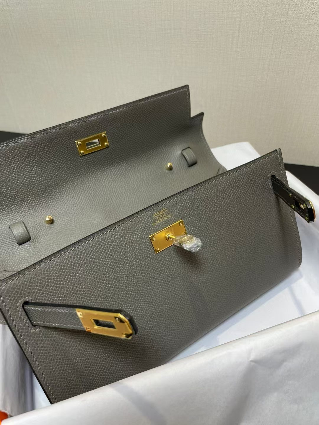 PORTEFEUILLE KELLY CLASSIQUE TO GO EPSOM 20 EN GRIS AVEC QUINCAILLERIE DORÉ