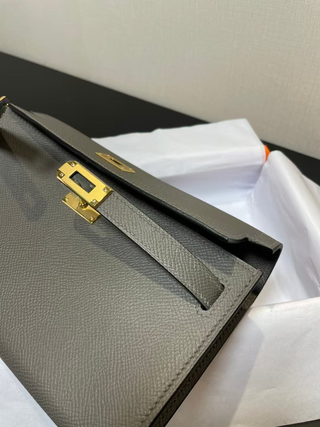 PORTEFEUILLE KELLY CLASSIQUE TO GO EPSOM 20 EN GRIS AVEC QUINCAILLERIE DORÉ