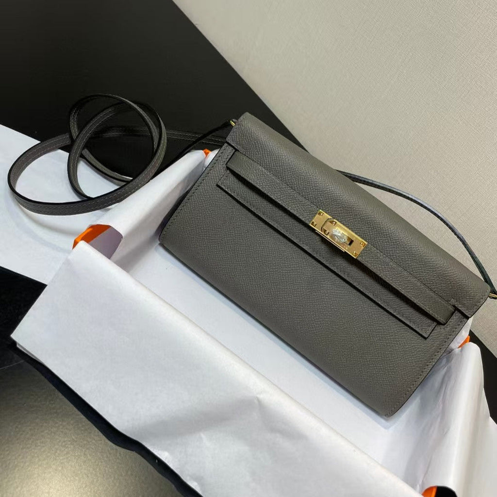 PORTEFEUILLE KELLY CLASSIQUE TO GO EPSOM 20 EN GRIS AVEC QUINCAILLERIE DORÉ
