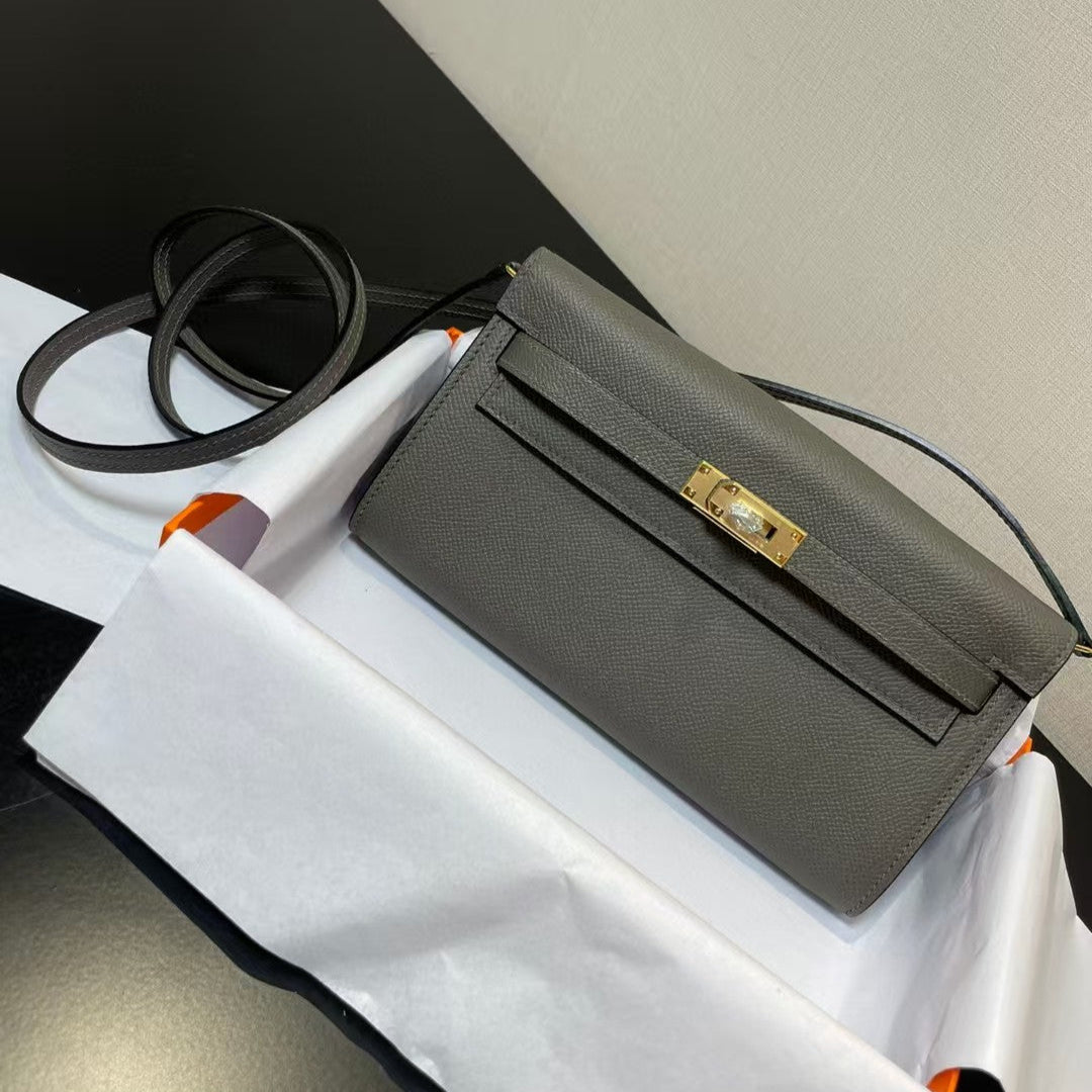 PORTEFEUILLE KELLY CLASSIQUE TO GO EPSOM 20 EN GRIS AVEC QUINCAILLERIE DORÉ