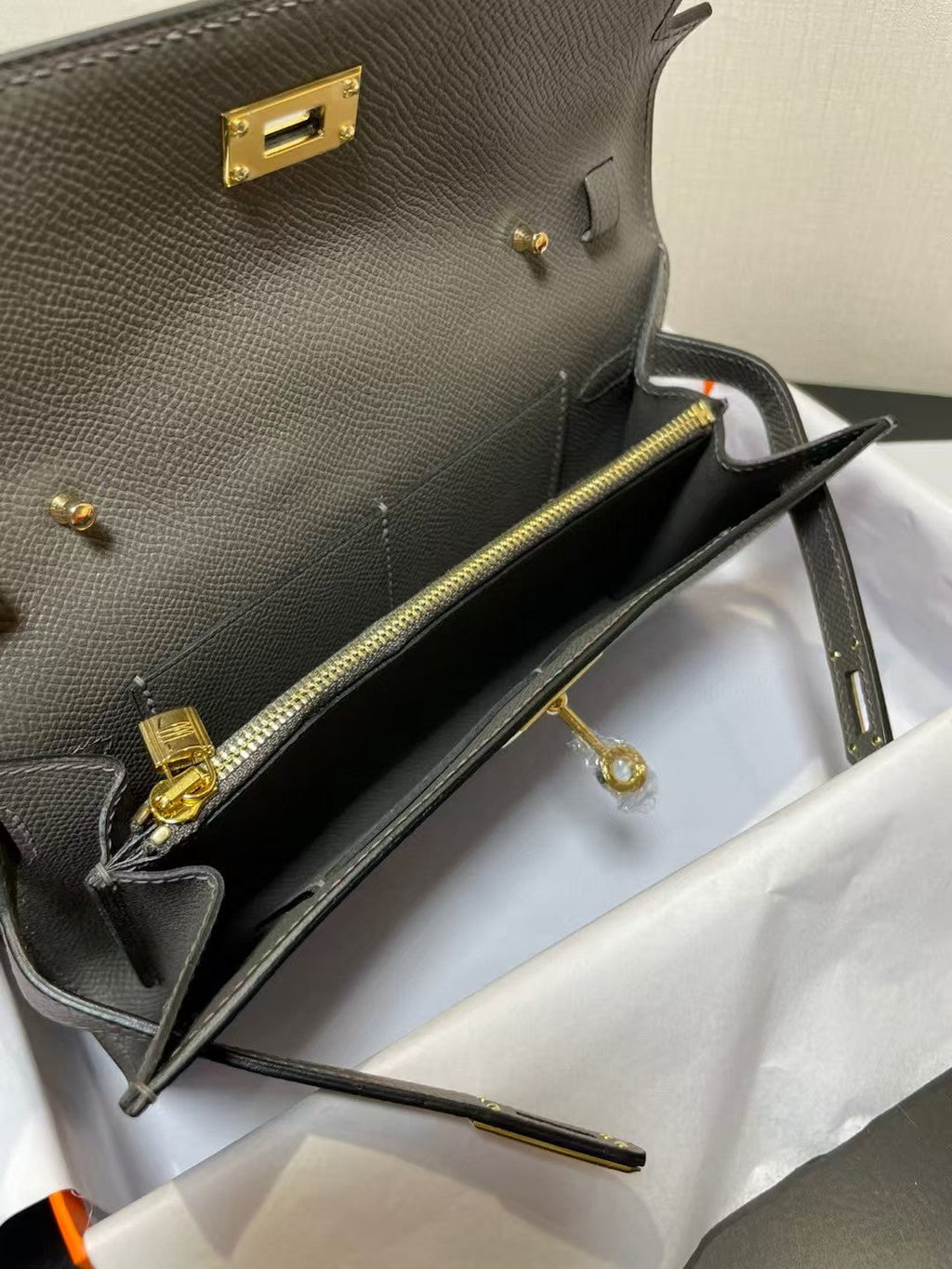 PORTEFEUILLE KELLY CLASSIQUE TO GO EPSOM 20 EN GRIS AVEC QUINCAILLERIE DORÉ