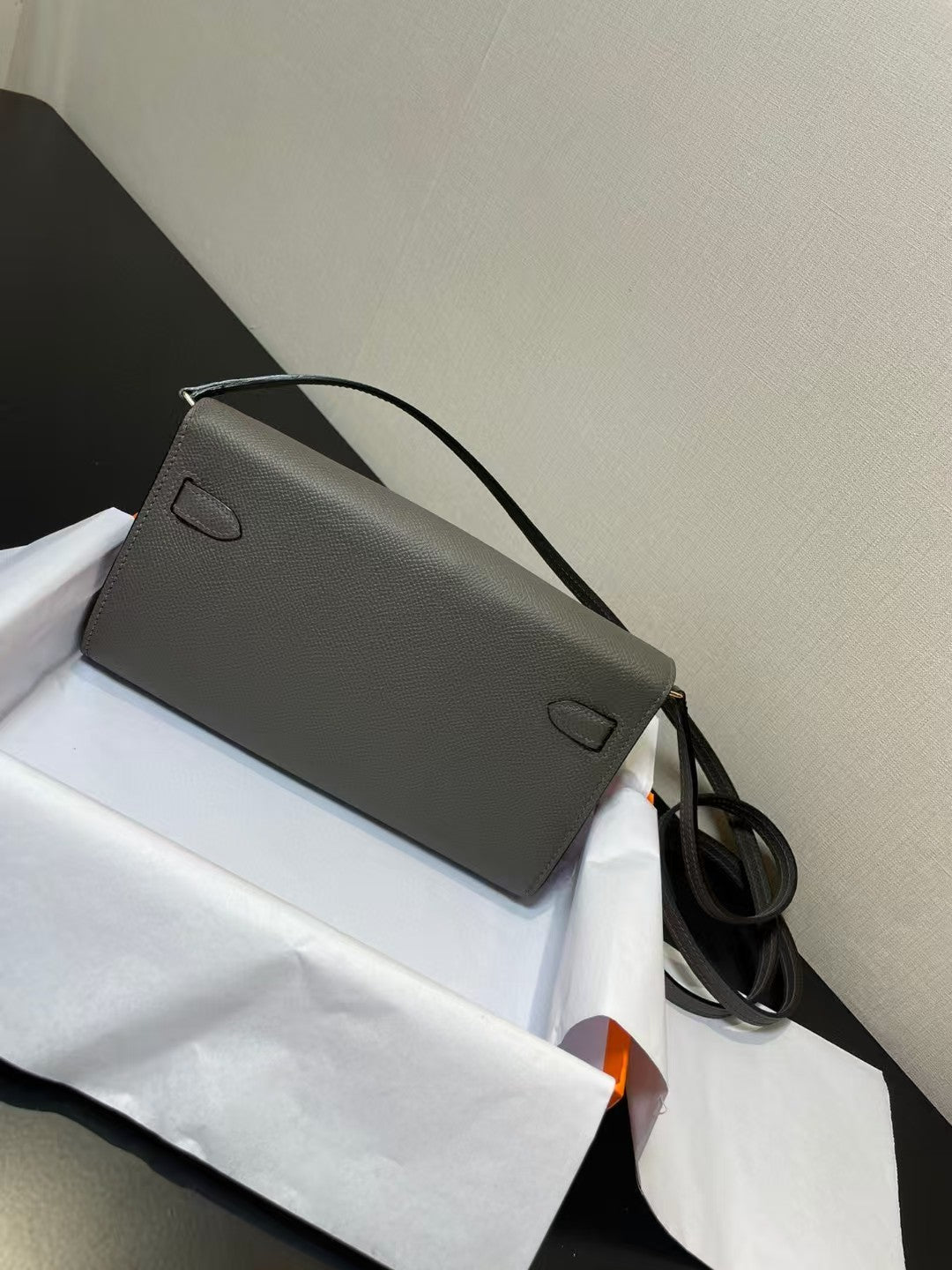 PORTEFEUILLE KELLY CLASSIQUE TO GO EPSOM 20 EN GRIS AVEC QUINCAILLERIE DORÉ