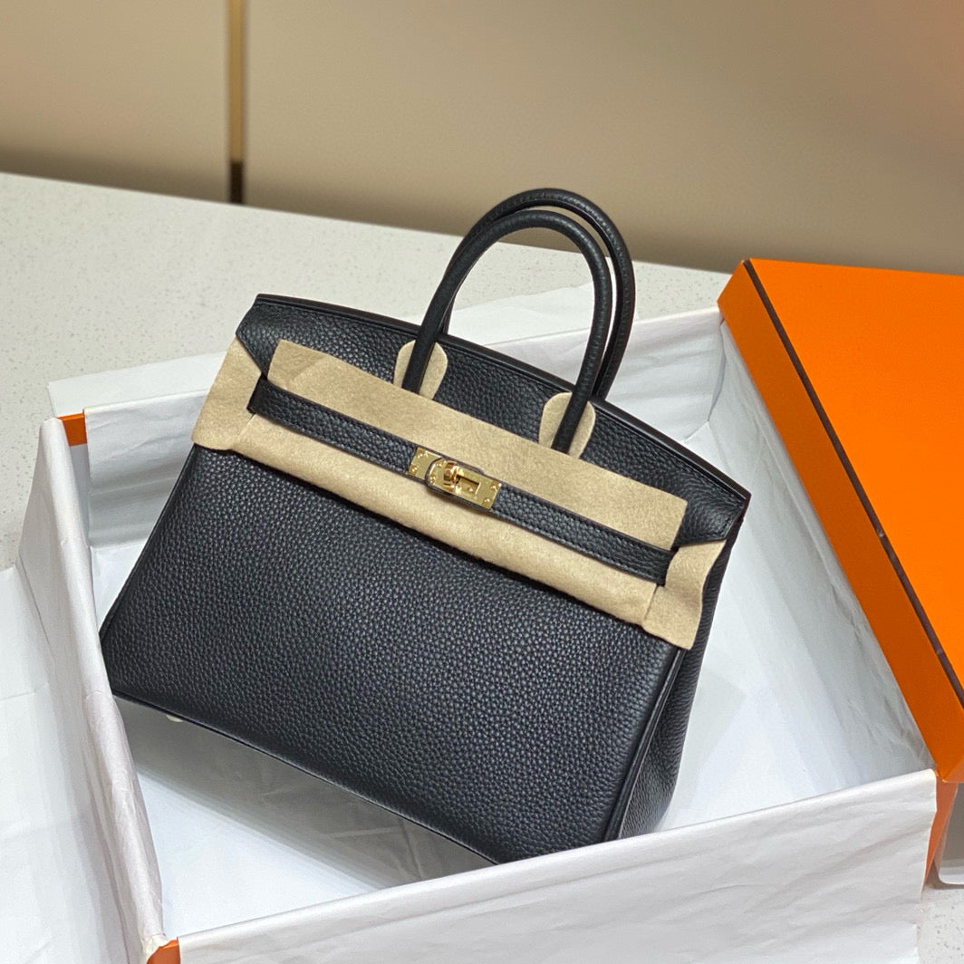 Sac HM Birkin 30 cm en cuir Togo noir, accastillage doré