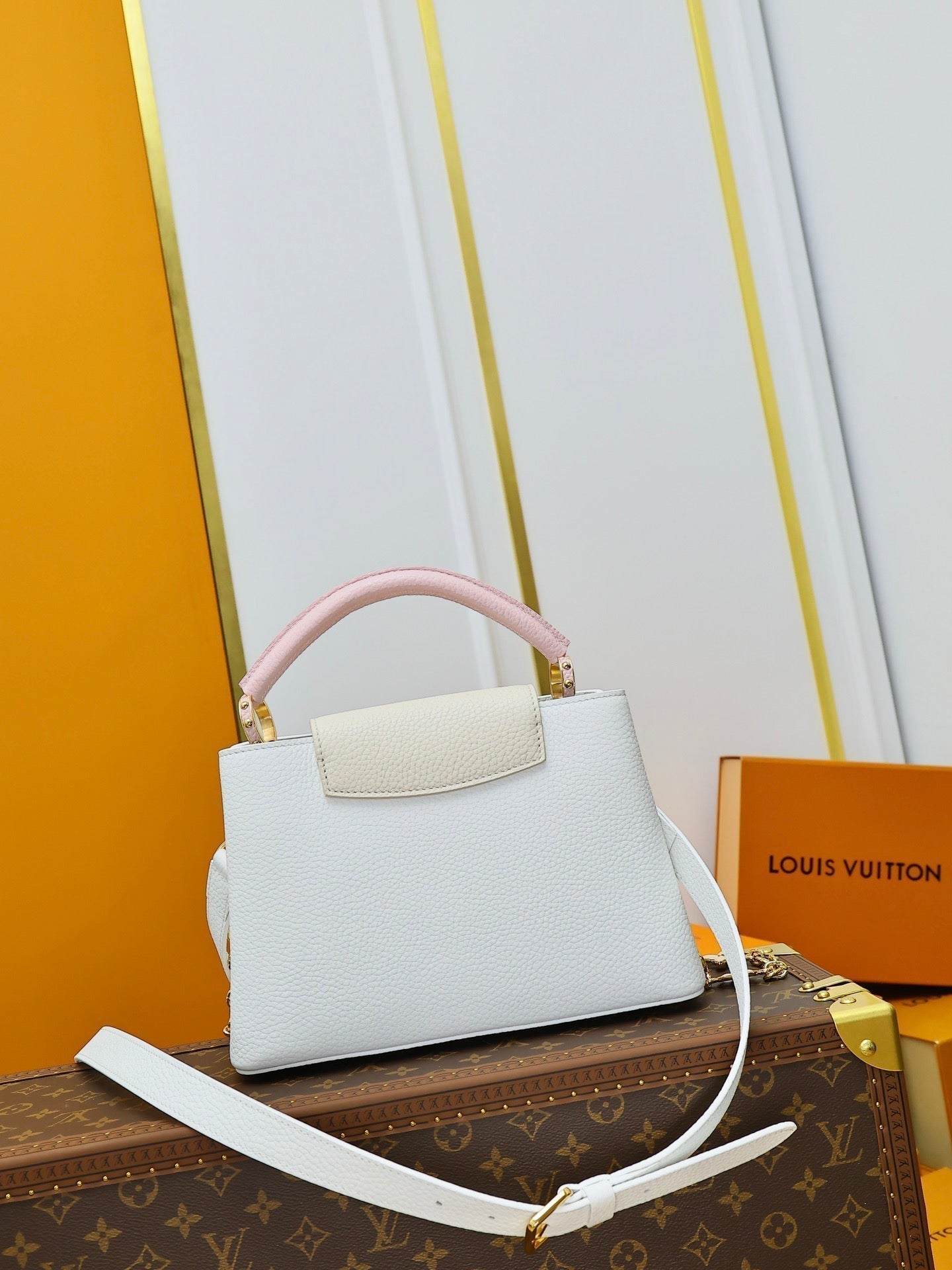 LV 27 VERROUILLAGE EN OR BLANC CUIR DE VEAU 221456