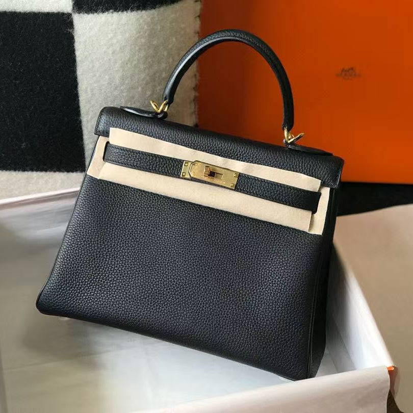 SAC HM KELLY 28 EN CUIR TOGO NOIR, QUINCAILLERIE DORÉ