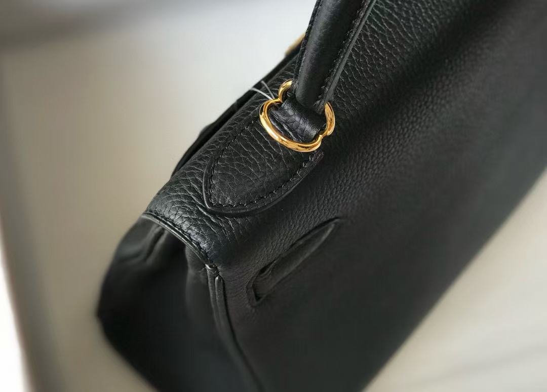 SAC HM KELLY 28 EN CUIR TOGO NOIR, QUINCAILLERIE DORÉ