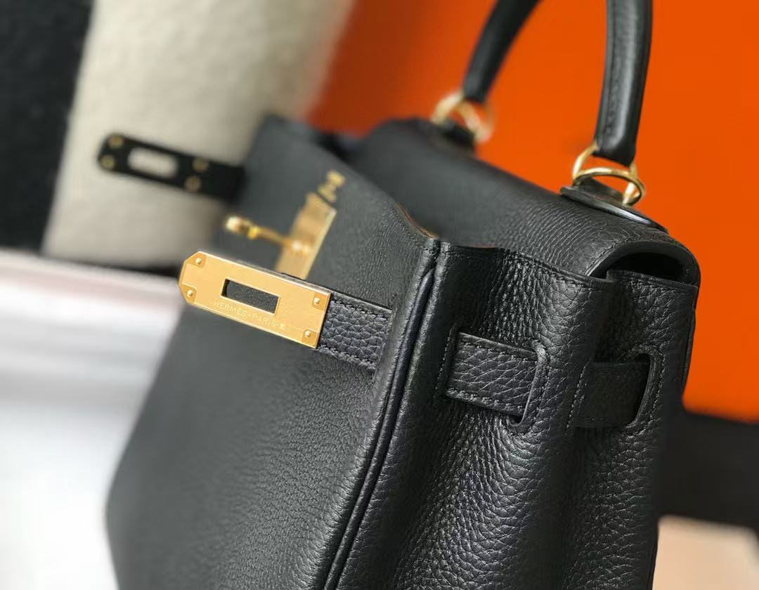 SAC HM KELLY 28 EN CUIR TOGO NOIR, QUINCAILLERIE DORÉ