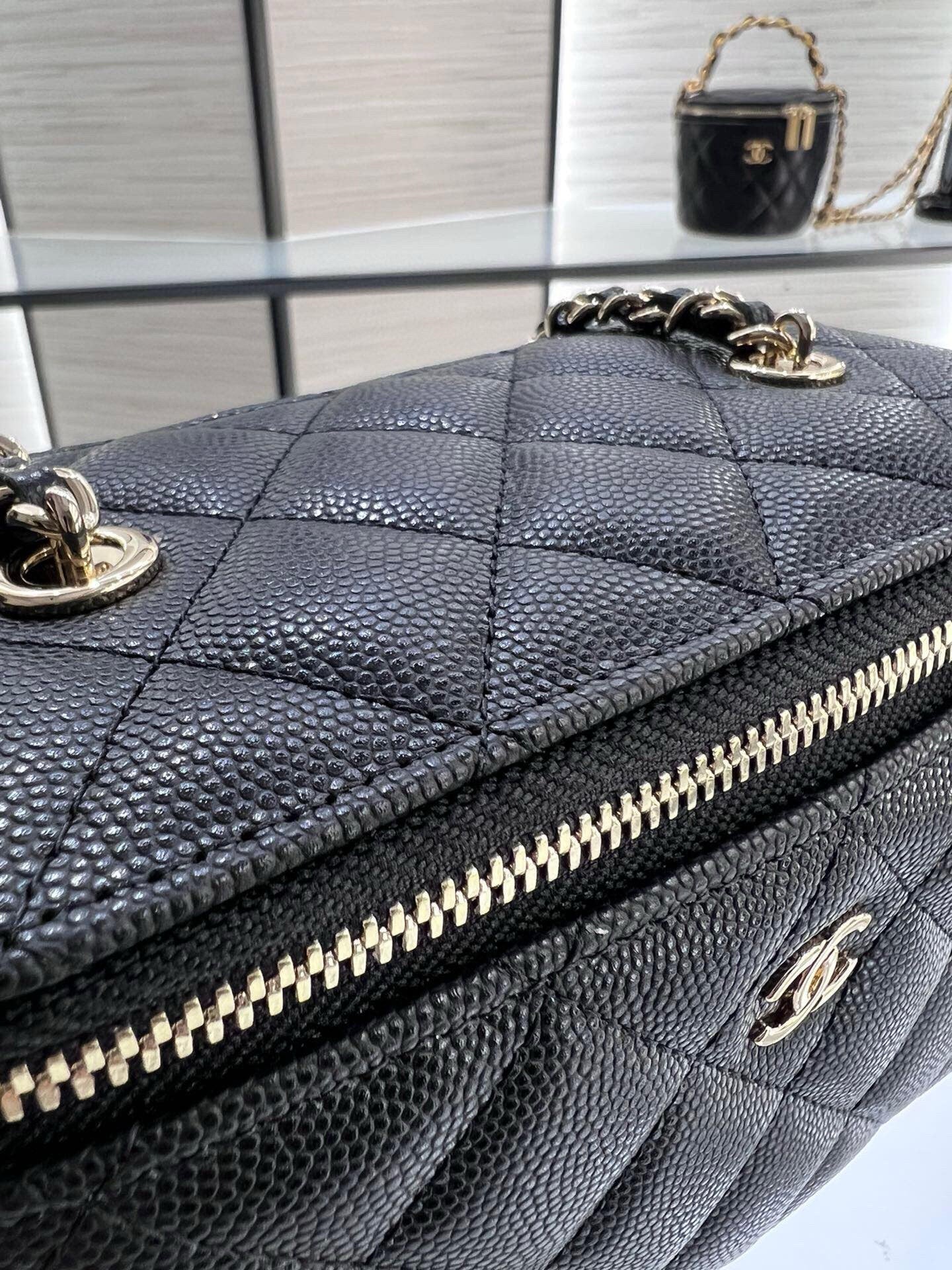 CC 25C VANITY CASE 16CM BLACK CAVIAR LEATHER LIGHT GOLD HARDWARE