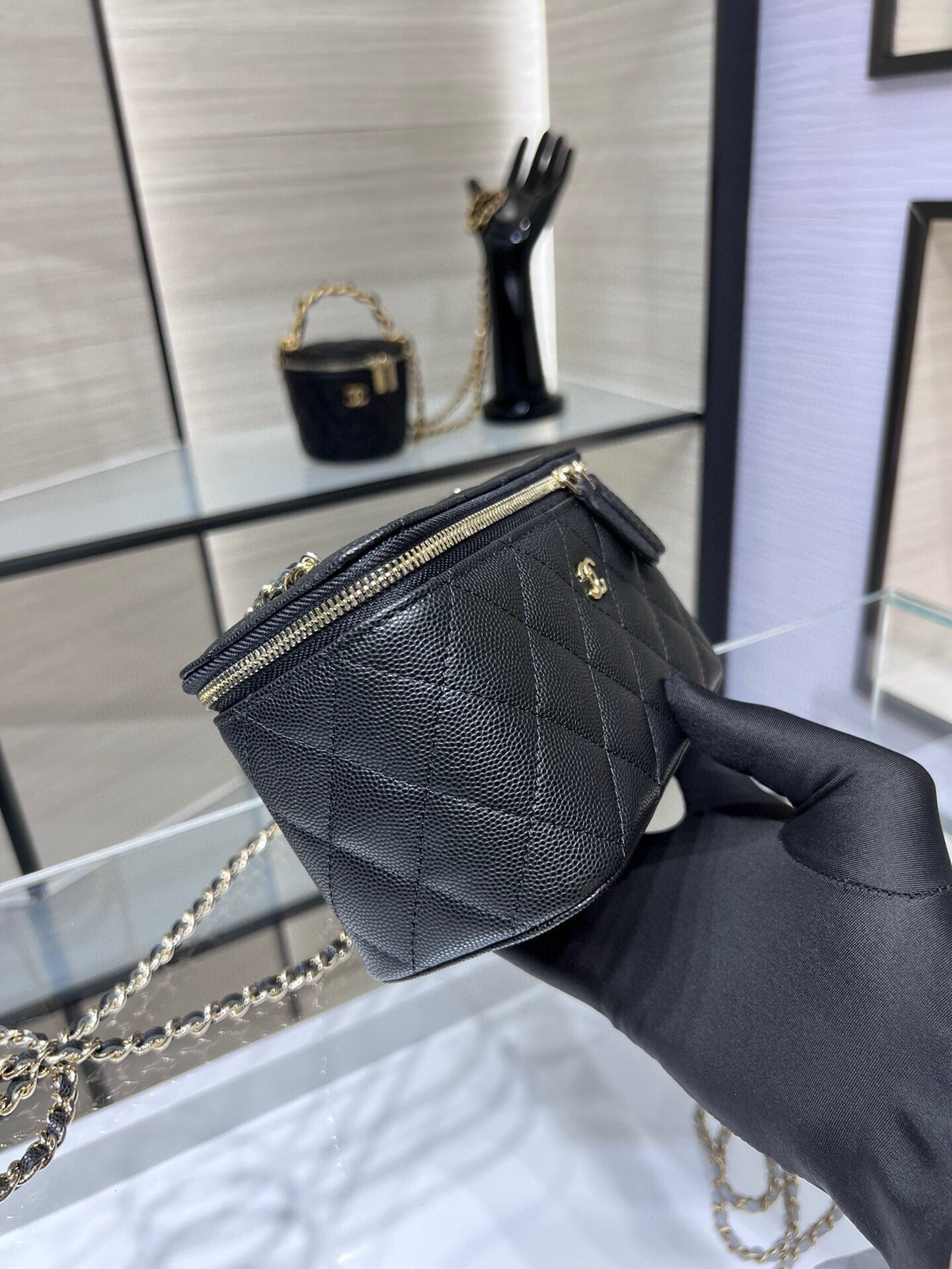 CC 25C VANITY CASE 16CM BLACK CAVIAR LEATHER LIGHT GOLD HARDWARE