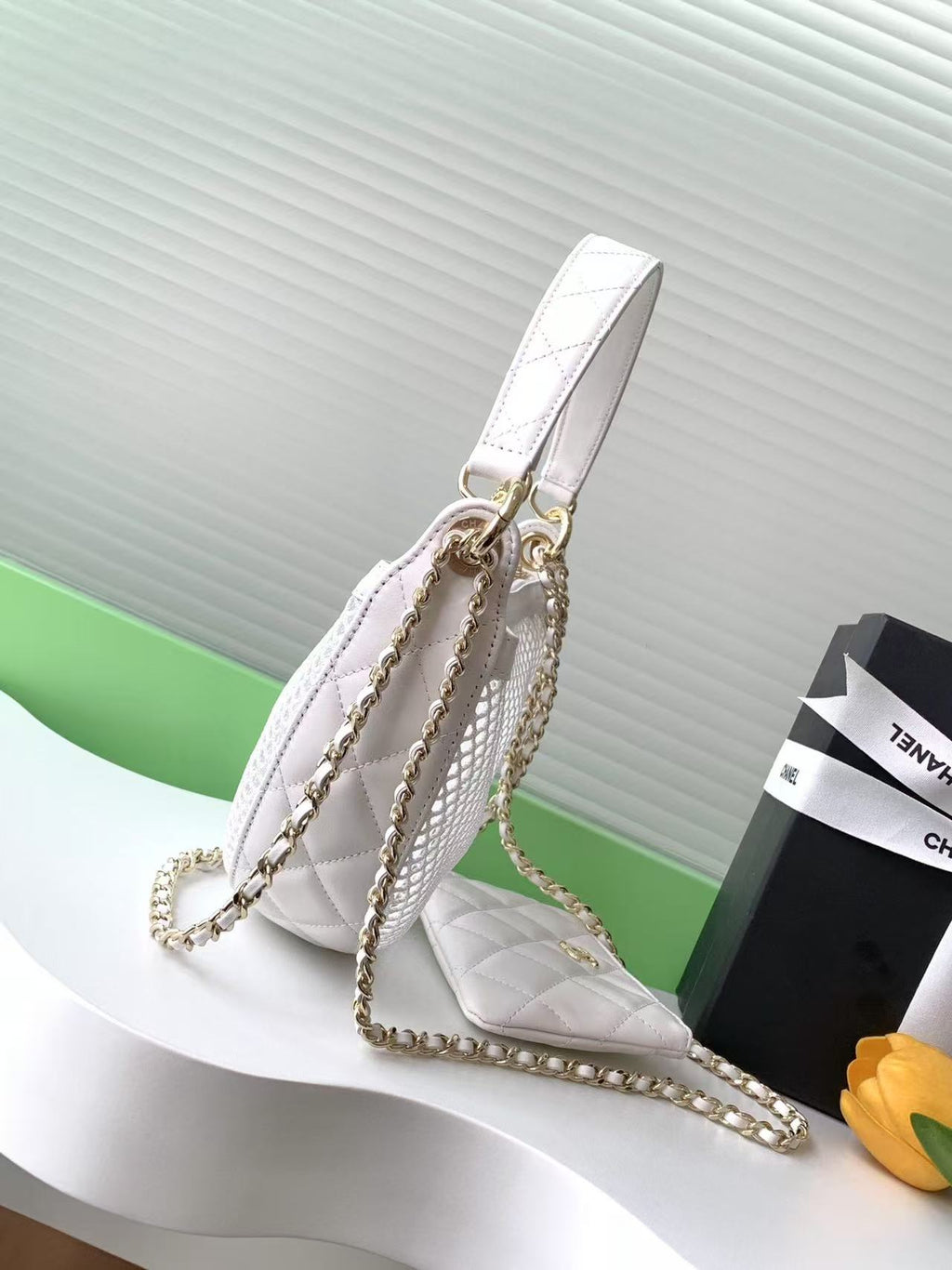 CC 25S WHITE CLUTCH BAG WITH CHAIN