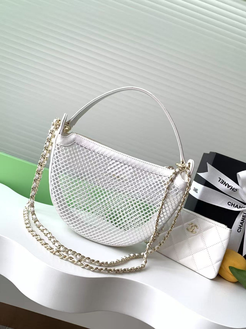 CC 25S WHITE CLUTCH BAG WITH CHAIN
