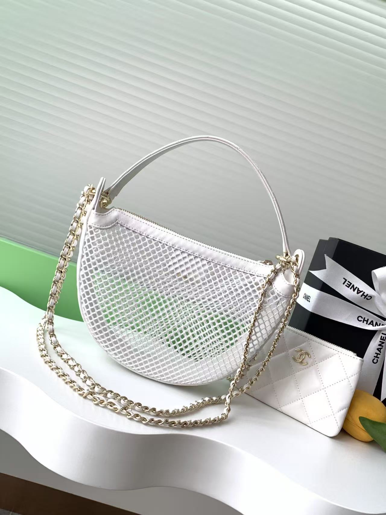 CC 25S WHITE CLUTCH BAG WITH CHAIN