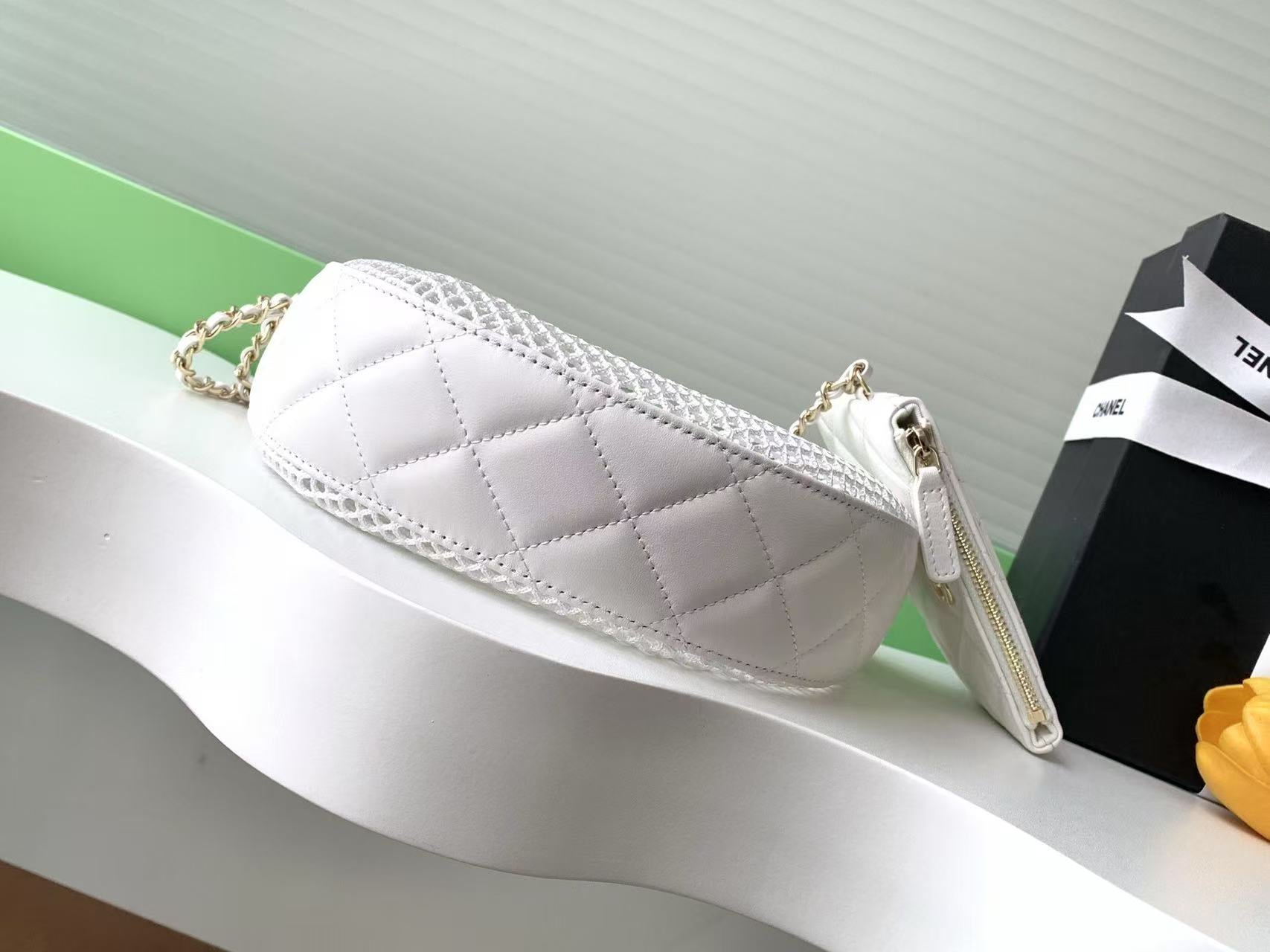 CC 25S WHITE CLUTCH BAG WITH CHAIN