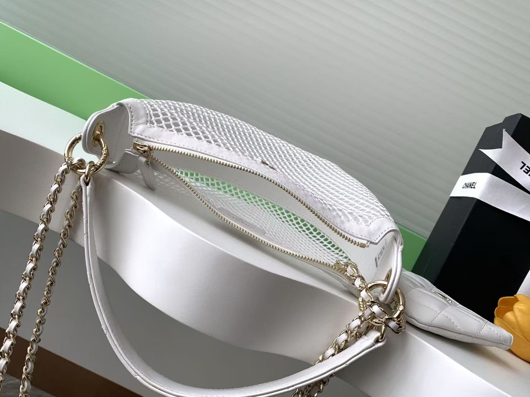 CC 25S WHITE CLUTCH BAG WITH CHAIN
