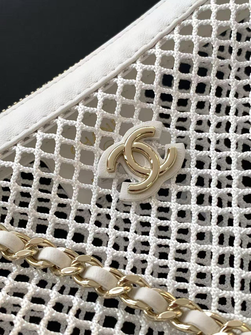 CC 25S WHITE CLUTCH BAG WITH CHAIN